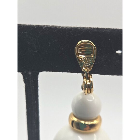 Vintage Monet Signed Milk Glass Set 28in necklace and 2in dangle clip earrings - Picture 8 of 9